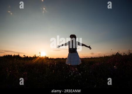Ragazza che si sente felice di essere collegati con la natura Foto Stock