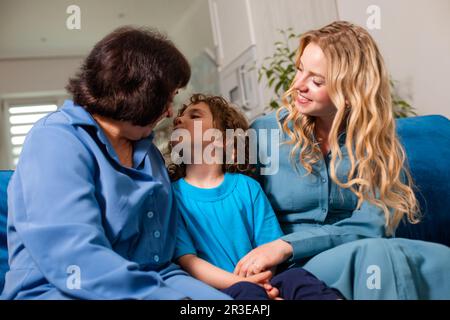 I momenti migliori per le persone anziane vengono trascorsi insieme alla famiglia Foto Stock