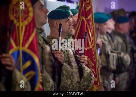 Vuhledar, Ucraina. 23rd maggio, 2023. Ucraina i marines stanno all'attenzione mentre il presidente ucraino Volodymyr Zelenskyy visita posizioni in prima linea nella regione di Donetsk, 23 maggio 2023 a Vuhledar, Donetsk Oblast, Ucraina. Zelenskyy ha visitato le truppe per celebrare la Giornata dei Marini. Credit: Foto piscina/Ufficio stampa presidenziale ucraino/Alamy Live News Foto Stock