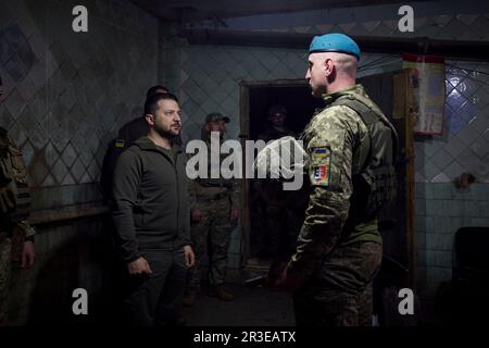 Vuhledar, Ucraina. 23rd maggio, 2023. Il presidente ucraino Volodymyr Zelenskyy, partito, premia le medaglie di stato ai marines dell'Ucraina durante una visita alle posizioni in prima linea nella regione di Donetsk, 23 maggio 2023 a Vuhledar, Donetsk Oblast, Ucraina. Zelenskyy ha visitato le truppe per celebrare la Giornata dei Marini. Credit: Foto piscina/Ufficio stampa presidenziale ucraino/Alamy Live News Foto Stock