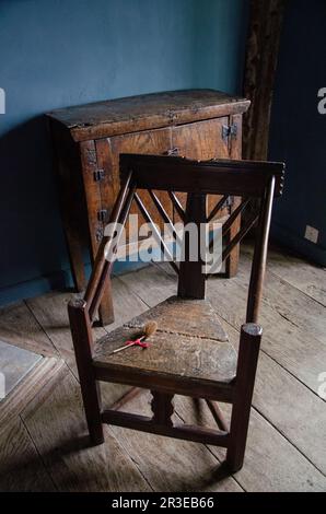 Sedia in rovere con sedile in vimini presso Haddon Hall, Bakewell, Peak District, Derbyshire, Regno Unito Foto Stock