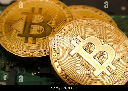 Bitcoins di criptovaluta concettuale su una scheda madre di un computer Foto Stock