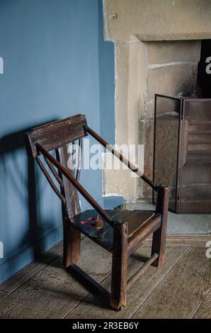 Sedia in rovere con sedile in vimini presso Haddon Hall, Bakewell, Peak District, Derbyshire, Regno Unito Foto Stock