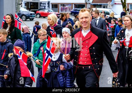 Sandnes, Norvegia, 17 2023 maggio, uomo che indossa un abito tradizionale norvegese con bambini Bandiere Holding Festa dell'Indipendenza Foto Stock