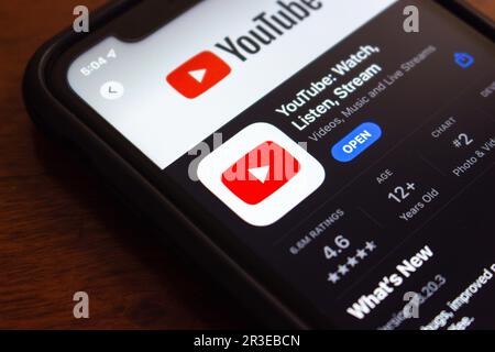 Icona dell'app YouTube visualizzata in un App Store sullo schermo di un iPhone. YouTube è una piattaforma statunitense di condivisione video online e social media di proprietà di Google. Foto Stock