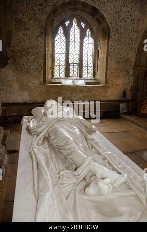 Effigie marmoree del giovane Signore Haddon, morto nel 1894 all'età di 9 anni, Haddon Hall Chapel, Bakewell, Peak District, Derbyshire, REGNO UNITO Foto Stock