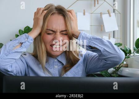 Giovane donna caucasica stanca e addormentata sul posto di lavoro della scrivania. Overworking e la privazione di sonno. Donna d'affari e CR monetaria Foto Stock