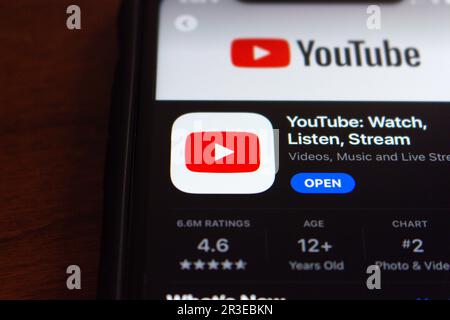 Icona dell'app YouTube visualizzata in un App Store sullo schermo di un iPhone. YouTube è una piattaforma statunitense di condivisione video online e social media di proprietà di Google. Foto Stock