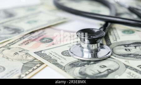 Stack di denaro contante dollari e stetoscopio. Il concetto di medicina costosa medica, stipendio dei medici. Copia spazio per il testo. Salute li Foto Stock