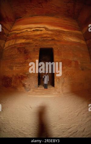 Petra Jordan è considerata una meraviglia del mondo che viene visitato da molti turisti ogni anno da tutto il mondo, è affascinante sia fuori che io Foto Stock