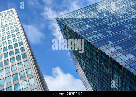 Londra, Regno Unito - 02 febbraio 2019: Guardare i grattacieli moderni - Westminster City Hall al 64 di Victoria Street, cielo blu sopra. Esempio di co Foto Stock