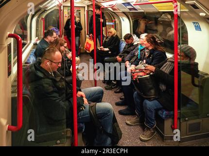Londra, Regno Unito - 01 febbraio 2019: Interno del treno della linea metropolitana con molti passeggeri in abiti invernali Foto Stock
