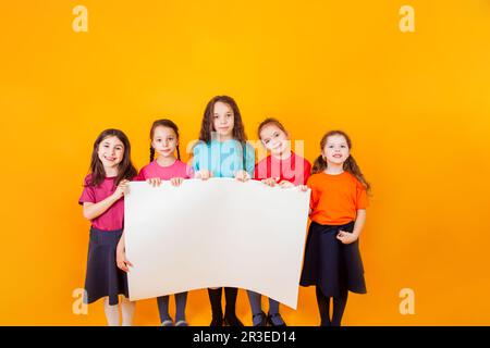 I diversi ragazzi stanno tenendo un grande white paper Foto Stock