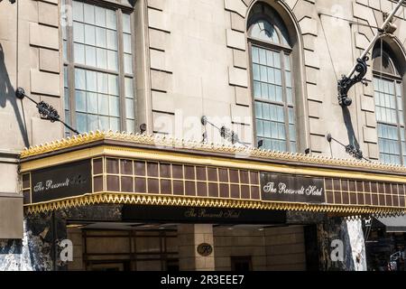 Il Roosevelt Hotel è una struttura iconica situata al 45 East 45th Street vicino al Grand Central Terminal, New York City, USA Foto Stock