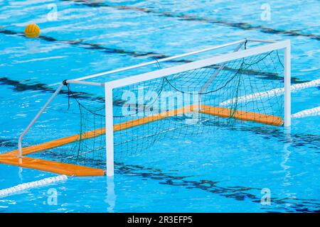 Porte a polo d'acqua sull'acqua della piscina. Poster con tema sportivo orizzontale, biglietti d'auguri, intestazioni, sito Web e app Foto Stock