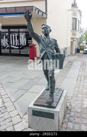Newspaper boy (Avisgutten) scultura, Kongens Gate (via dello shopping), Ålesund, Møre og Romsdal, Norvegia Foto Stock