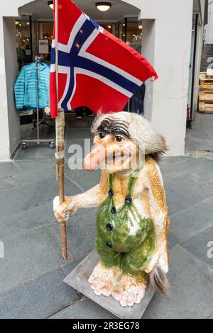 Norwegian Troll (folklore nordico) negozio all'aperto, Kongens Gate (via dello shopping), Ålesund, Møre og Romsdal, Norvegia Foto Stock