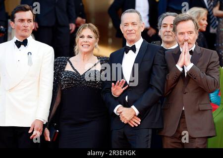 Rupert Friend, Rita Wilson, Tom Hanks, Alexandre Desplat und Bryan Cranston bei der Premiere des Kinofilms 'Asteroid City' auf dem Festival de Cannes 2023 / 76. Internationale Filmfestspiele von Cannes im Palais des Festivals. Cannes, 23.05.2023 Foto Stock