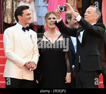 Cannes, Francia. 23rd maggio, 2023. L'attore britannico Rupert Friend, l'attrice americana Rita Wilson e l'attore Tom Hanks partecipano alla prima edizione di Asteroid City al Festival di Cannes 76th al Palais des Festivals di Cannes, in Francia, martedì 23 maggio 2023. Foto di Rune Hellestad/ Credit: UPI/Alamy Live News Foto Stock