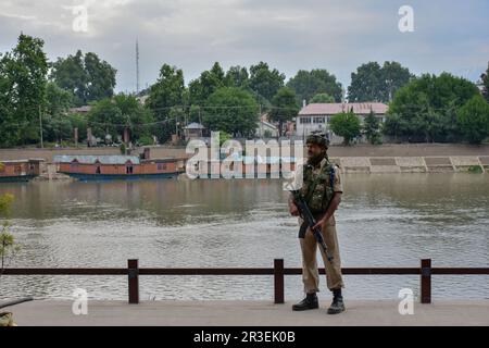 Srinagar, India. 23rd maggio, 2023. Un trooper paramilitare si allerta durante il turismo in corso G20 si incontrano a Srinagar. L’India sta organizzando un importante incontro turistico del G20 in Kashmir in un contesto di maggiore sicurezza. La riunione del gruppo di lavoro si svolge a Srinagar, dal lunedì al mercoledì. Questo è il più grande evento internazionale organizzato nella regione da quando l'India ha eliminato il suo status speciale nel 2019. La presidenza indiana del gruppo di G20 nazioni leader è stata impantanata in polemiche dopo che la Cina e l'Arabia Saudita hanno boicottato un incontro organizzato in Kashmir. Credit: SOPA Images Limited/Alamy Live News Foto Stock