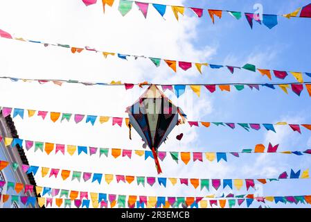 Salvador, Bahia, Brasile - 16 giugno 2022: Palloncini e bandiere decorative sono visti nella decorazione delle feste di Sao Joao, a Pelourinho, Hist Foto Stock