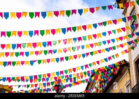 Salvador, Bahia, Brasile - 16 giugno 2022: Bandiere colorate decorative sono viste nell'ornamento dei festeggiamenti di Sao Joao, in Pelourinho, storico Foto Stock