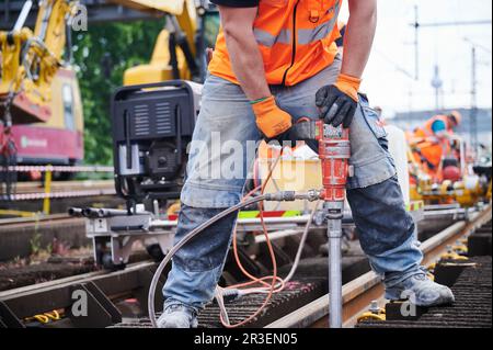 Berlino, Germania. 23rd maggio, 2023. Un operatore sta trapanando un foro centrale nel pianale del cingolo. A causa di un rinnovo dei binari e delle ferrovie, le tratte tra la stazione centrale e Friedrichstrasse (dal 11 maggio al 25 maggio 2023) e tra Ostbahnhof e Friedrichstrasse (dal 9 giugno al 1 luglio 2023) devono essere chiuse. Credit: Annette Riedl/dpa/Alamy Live News Foto Stock