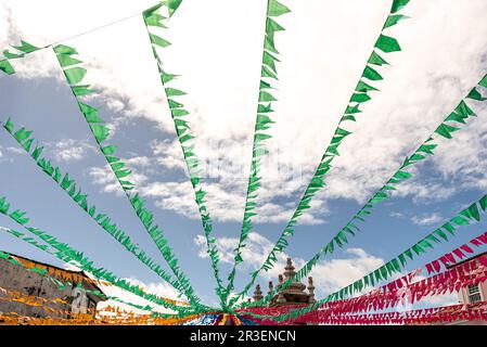 Salvador, Bahia, Brasile - 16 giugno 2022: Decorazione del Pelourinho con bandiere colorate per la festa di Sao Joao, a Salvador, Bahia. Foto Stock