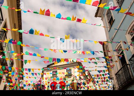 Salvador, Bahia, Brasile - 16 giugno 2022: Decorazione del Pelourinho con bandiere colorate per la festa di Sao Joao, a Salvador, Bahia. Foto Stock