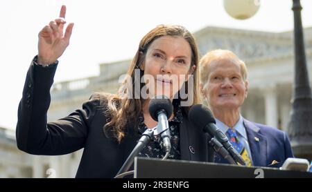 Washington, Stati Uniti. 18 maggio, 2023. Il presidente dell'Agenzia spaziale Canadese Lisa Campbell risponde a una domanda durante una conferenza stampa per discutere la prossima missione lunare Artemis II a Capitol Hill, 18 maggio 2023 a Washington, D.C. Gli astronauti Jeremy Hansen, Victor Glover, Reid Wiseman e Christina Hammock Koch hanno visitato il Congresso per informare i membri della missione sulla luna. Credit: Bill Ingalls/NASA/Alamy Live News Foto Stock