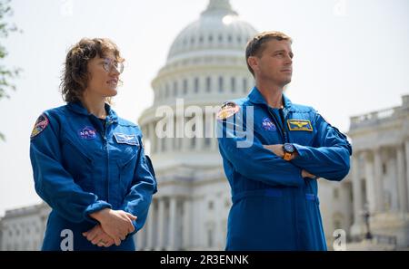 Washington, Stati Uniti. 18 maggio, 2023. Gli astronauti della NASA Artemis II Christina Hammock Koch, a sinistra, e, Reid Wiseman durante una conferenza stampa per discutere la prossima missione sulla luna a Capitol Hill, 18 maggio 2023 a Washington, D.C. Gli astronauti Jeremy Hansen, Victor Glover, Reid Wiseman e Christina Hammock Koch hanno visitato il Congresso per informare i membri della missione sulla luna. Credit: Bill Ingalls/NASA/Alamy Live News Foto Stock