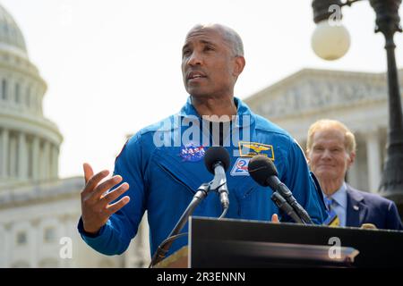 Washington, Stati Uniti. 18 maggio, 2023. L'astronauta di Artemis II Victor Glover risponde a una domanda durante una conferenza stampa per discutere la prossima missione sulla luna a Capitol Hill, 18 maggio 2023 a Washington, D.C. Gli astronauti Jeremy Hansen, Victor Glover, Reid Wiseman e Christina Hammock Koch hanno visitato il Congresso per informare i membri della missione sulla luna. Credit: Bill Ingalls/NASA/Alamy Live News Foto Stock