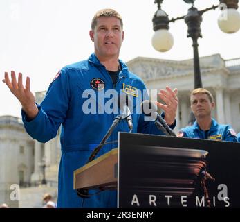 Washington, Stati Uniti. 18 maggio, 2023. Jeremy Hansen, astronauta canadese di Artemis II, risponde a una domanda durante una conferenza stampa per discutere la prossima missione sulla luna a Capitol Hill, 18 maggio 2023 a Washington, D.C. Gli astronauti Jeremy Hansen, Victor Glover, Reid Wiseman e Christina Hammock Koch hanno visitato il Congresso per informare i membri della missione sulla luna. Credit: Bill Ingalls/NASA/Alamy Live News Foto Stock