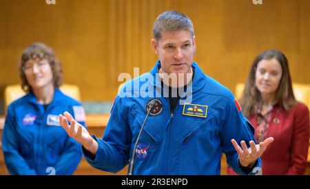 Washington, Stati Uniti. 17 maggio, 2023. Jeremy Hansen, astronauta canadese di Artemis II, risponde a una domanda durante un incontro e un saluto con il Congresso per discutere la prossima missione lunare al Dirksen Senate Office Building, 17 maggio 2023 a Washington, D.C. Gli astronauti Jeremy Hansen, Victor Glover, Reid Wiseman e Christina Hammock Koch hanno visitato il Congresso per informare i membri della missione sulla luna. Credit: Bill Ingalls/NASA/Alamy Live News Foto Stock