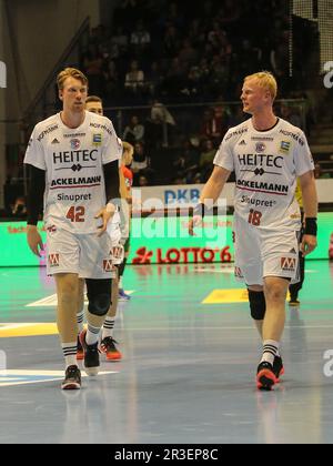 Simon Jeppsson e Sebastian Firnhaber ( HC Erlangen ) Handball-Bundesliga Stagione 2021-22 SC Magdeburg contro HC Erlangen nella GE Foto Stock