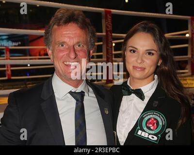 Il presidente DEL BDB Thomas PÃ¼tz con la figlia Karoline PÃ¼tz al SES Boxing Gala di Magdeburgo il 09.10.2021 Foto Stock