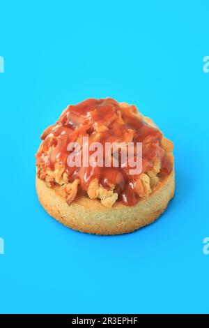 Tartlet di caramello di mela su sfondo blu Foto Stock