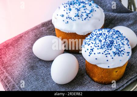 Uova di Pasqua. Happy Day Bright Pasqua. Vacanze ortodosse di Pasqua. Cibo tradizionale. Torta di pasqua fatta in casa moda creativa. Se Foto Stock