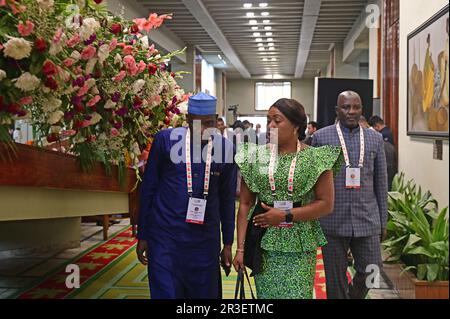 Srinagar, India. 23rd maggio, 2023. SRINAGAR, INDIA - 23 MAGGIO: Un gruppo di G20 delegati cammina durante il secondo giorno di lavori del terzo gruppo di lavoro del turismo che si riunisce al Centro Internazionale Congressi Sher-Kashmir (SKICC) il 23 maggio 2023 a Srinagar, India. (Foto di Waseem Andrabi/Hindustan Times/Sipa USA) Credit: Sipa USA/Alamy Live News Foto Stock