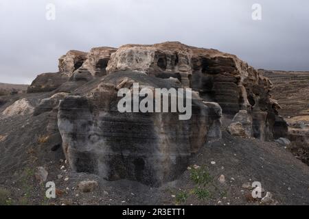 Il paesaggio della Città stratificata di Lanzarote è un paesaggio particolare e misterioso di roccia nera con buchi e fantasmi oscuri e misteriosi Foto Stock