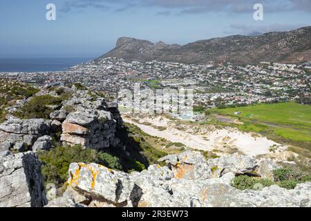 Fish Hoek quartiere residenziale vista dalla cima della grotta di Peerâ Foto Stock