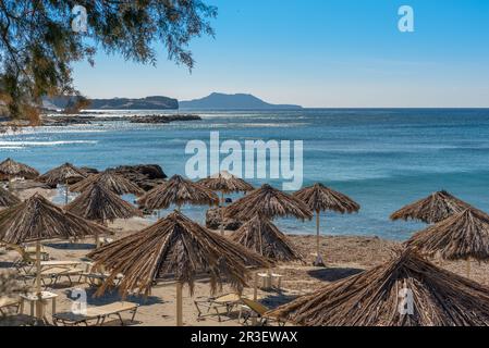 Spiaggia con sedie a sdraio e ombrelloni a Tropetra a Creta Foto Stock