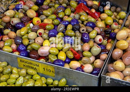 Pali di olive in vendita nel mercato di Kadikoy, Istanbul Foto Stock