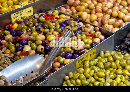 Pali di olive in vendita nel mercato di Kadikoy, Istanbul Foto Stock