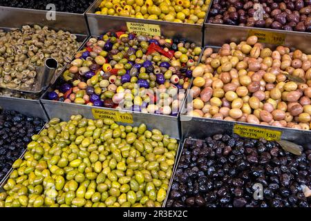 Pali di olive in vendita sul mercato di Istanbul Foto Stock