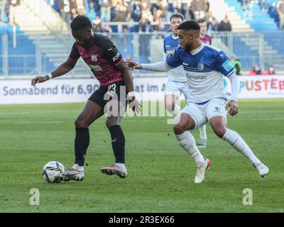 Duel Haktab Omar Traore VfL OsnabrÃ¼ck con Leon Bell 1.FC Magdeburg Football 3.Liga 19.Spieltag Stagione 2021-2022 1. FC Mag Foto Stock