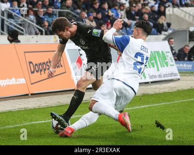 Duel Lasse SchlÃ¼ter Eintracht Braunschweig con Jason Ceka 1.FC Magdeburgo calcio 3.Liga 17.Spieltag stagione 2021-2022 1. FC ma Foto Stock