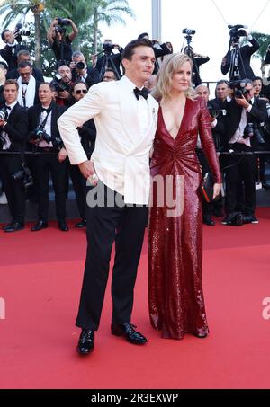 Cannes, Francia. 23rd maggio, 2023. Rupert Friend, Aimee Mullins partecipa al tappeto rosso "Città asteroide" durante il 76th° festival annuale del cinema di Cannes al Palais des Festivals il 23 maggio 2023 a Cannes, Francia. Foto: DGP/imageSPACE /Sipa USA Credit: Sipa USA/Alamy Live News Foto Stock