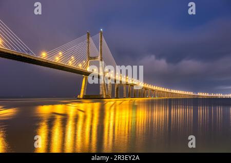 Il famoso ponte di Vasco da Gama, di notte, sul fiume Tago a Lisbona, Portogallo Foto Stock