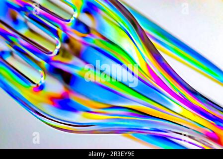 Luce polarizzata attraverso l'astratto di utensili in plastica trasparente Foto Stock